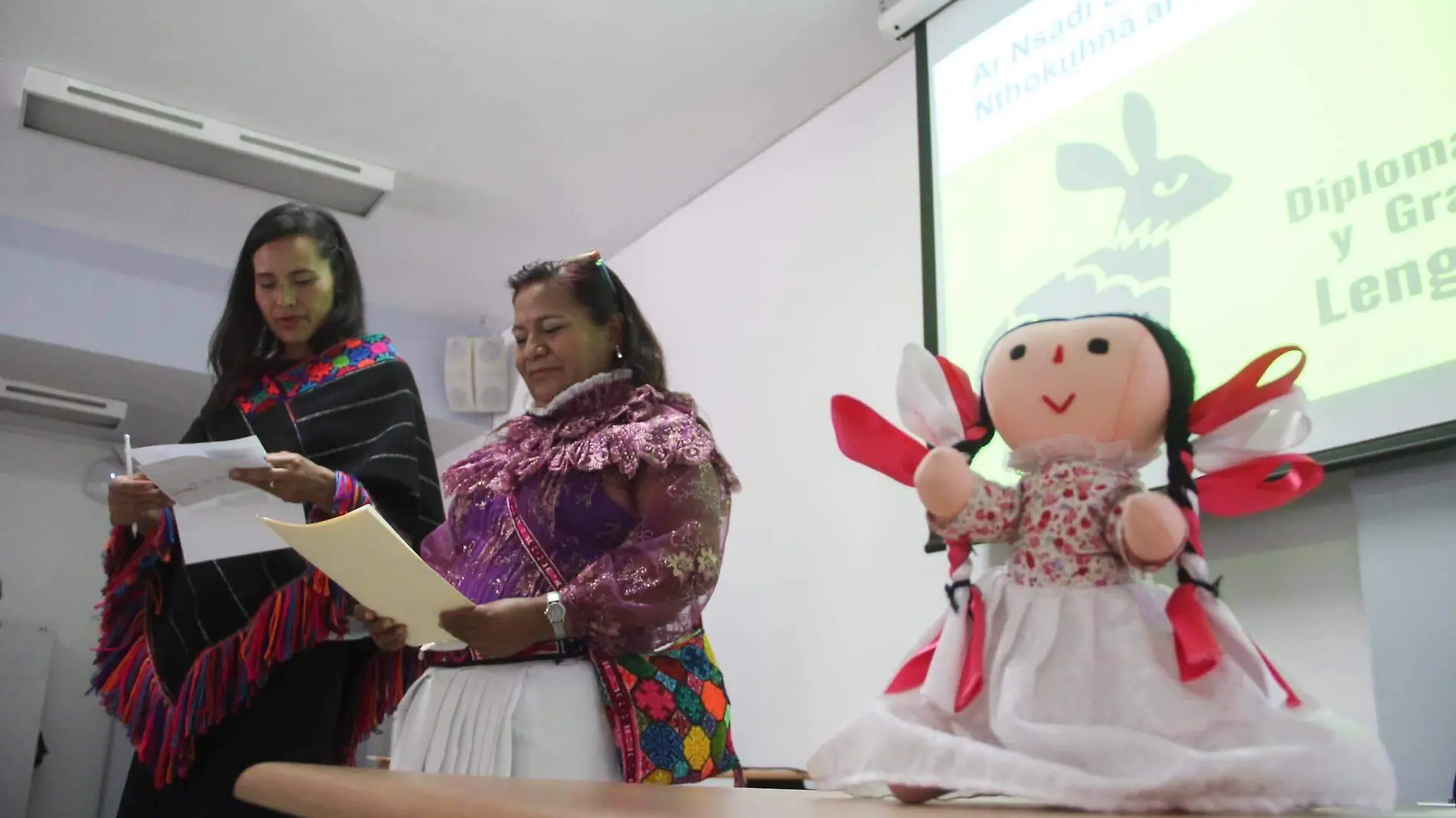 Durante el Diplomado, los estudiantes se aproximaron a la lecto-escritura del hñäñhö. foto Cortesía.